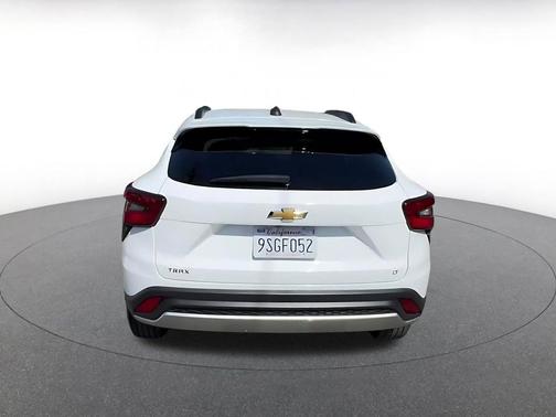 Summit White 2025 Chevrolet Trax LT