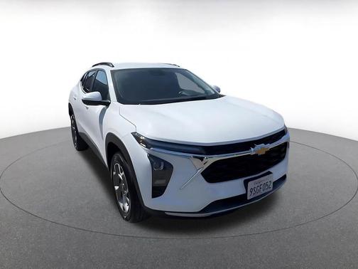 Summit White 2025 Chevrolet Trax LT