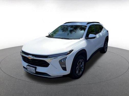 Summit White 2025 Chevrolet Trax LT
