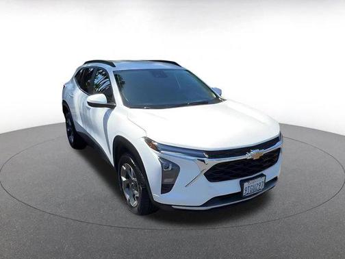 Summit White 2025 Chevrolet Trax LT