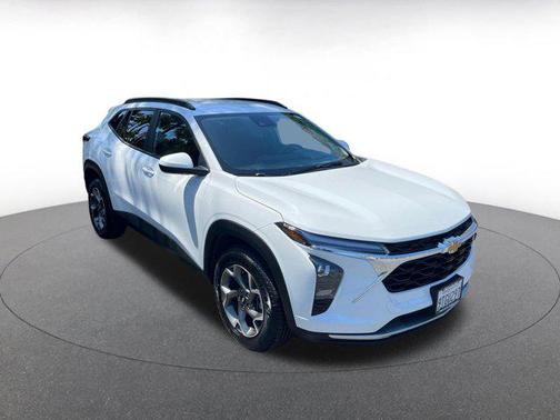 Summit White 2025 Chevrolet Trax LT