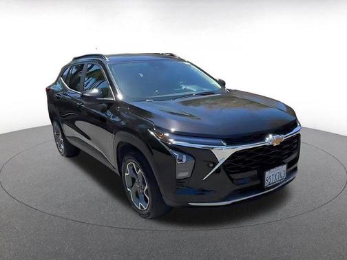 Mosaic Black Metallic 2025 Chevrolet Trax LT