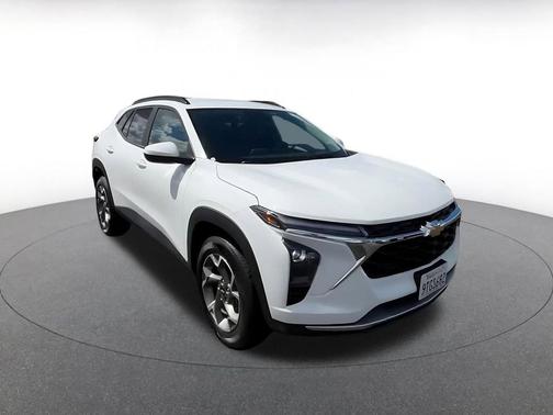 Summit White 2025 Chevrolet Trax LT