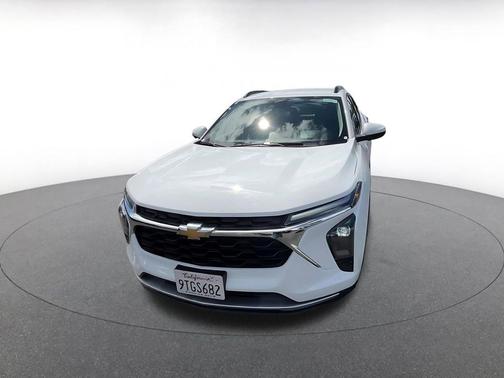 Summit White 2025 Chevrolet Trax LT