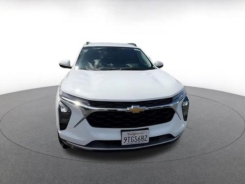 Summit White 2025 Chevrolet Trax LT