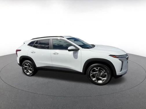 Summit White 2025 Chevrolet Trax LT