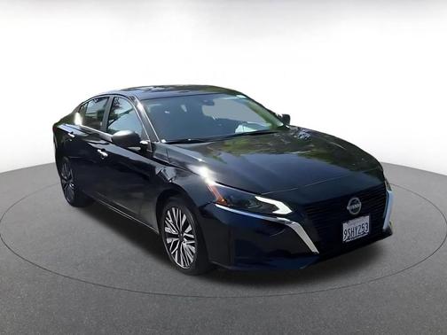 Super Black 2025 Nissan Altima SV FWD