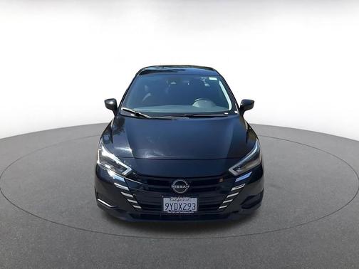 Super Black 2025 Nissan Versa 1.6 SV
