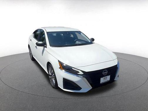 Glacier White 2025 Nissan Altima SV FWD