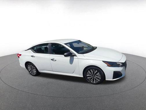 Glacier White 2025 Nissan Altima SV FWD