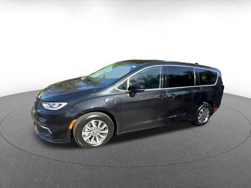 Brilliant Black Crystal Pearlcoat 2023 Chrysler Pacifica Hybrid Touring L