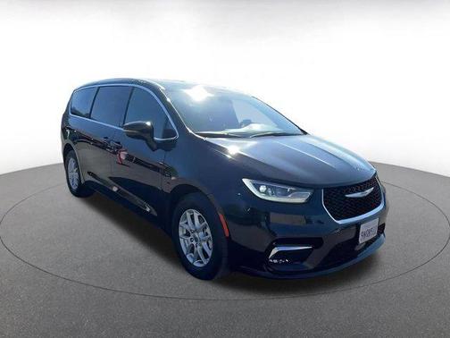 Diamond Black Crystal Pearlcoat 2025 Chrysler Pacifica L