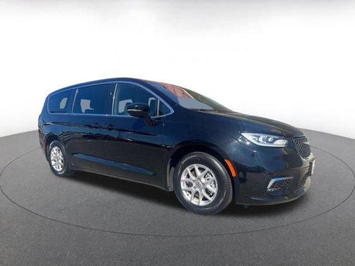 Diamond Black Crystal Pearlcoat 2025 Chrysler Pacifica L