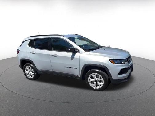 Silver Zynith Metallic Clearcoat 2025 Jeep Compass Latitude