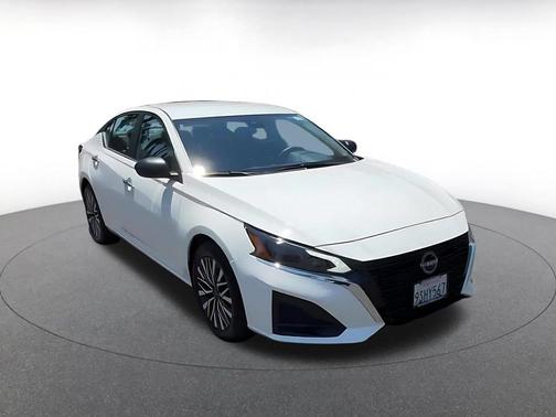 Glacier White 2025 Nissan Altima SV FWD