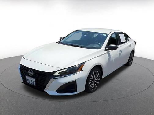 Glacier White 2025 Nissan Altima SV FWD