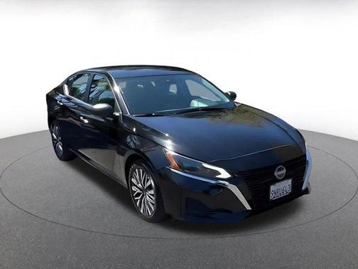 Super Black 2025 Nissan Altima SV FWD