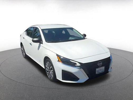 Glacier White 2025 Nissan Altima SV FWD
