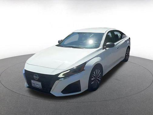 Glacier White 2025 Nissan Altima SV FWD