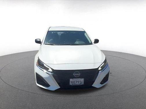 Glacier White 2025 Nissan Altima SV FWD