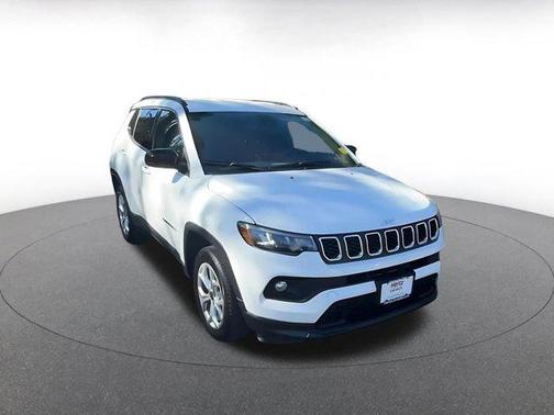 Bright White Clearcoat 2025 Jeep Compass Latitude