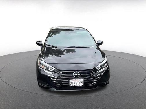 Super Black 2025 Nissan Versa 1.6 SV