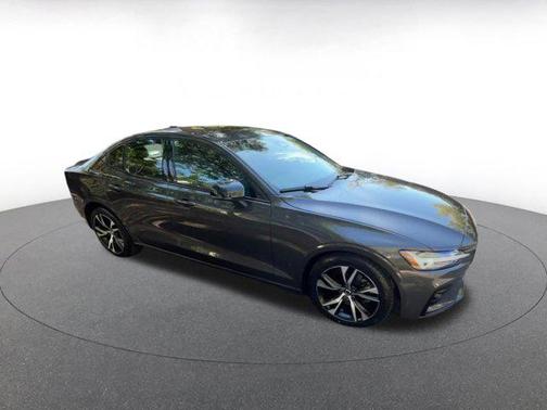 2024 Volvo S60 B5 Core Dark Theme