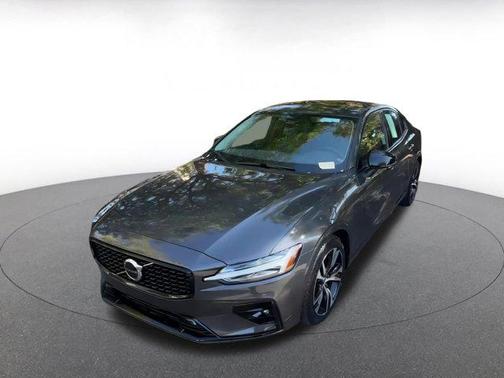 2024 Volvo S60 B5 Core Dark Theme