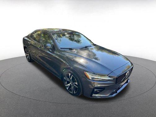 2024 Volvo S60 B5 Core Dark Theme