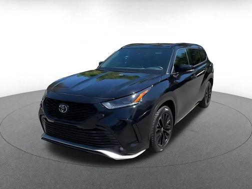 Midnight Black Metallic 2025 Toyota Highlander XSE