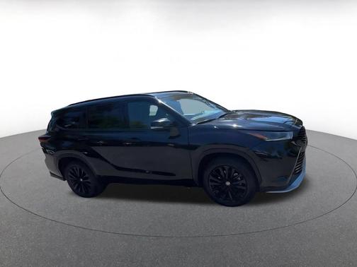 Midnight Black Metallic 2025 Toyota Highlander XSE