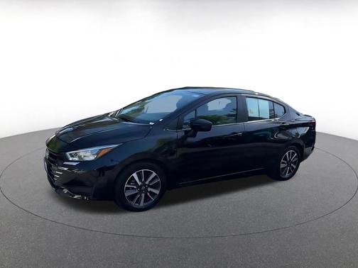 Super Black 2025 Nissan Versa 1.6 SV