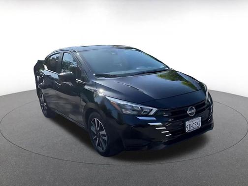 Super Black 2025 Nissan Versa 1.6 SV