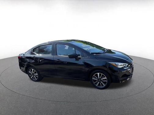 Super Black 2025 Nissan Versa 1.6 SV