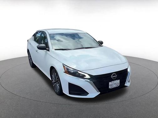 Glacier White 2025 Nissan Altima SV FWD