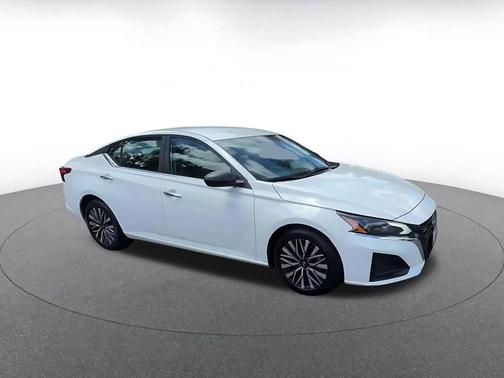 Glacier White 2025 Nissan Altima SV FWD