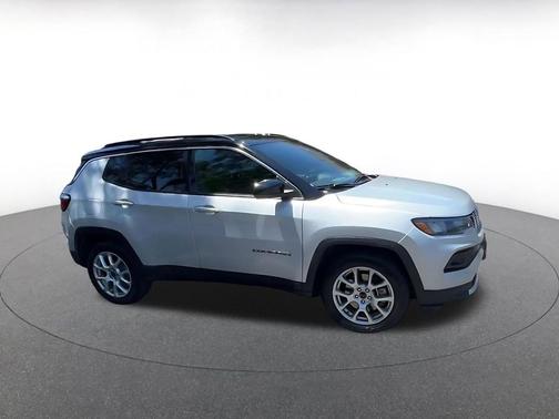 Silver Zynith Metallic Clearcoat 2025 Jeep Compass Limited