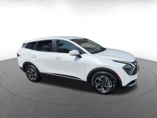 Snow White Pearl 2025 Kia Sportage LX