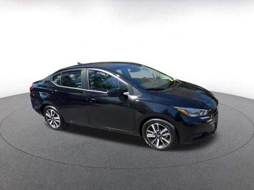 Super Black 2025 Nissan Versa 1.6 SV