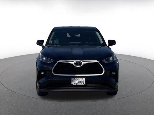 Midnight Black Metallic 2025 Toyota Highlander LE
