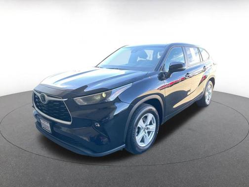Midnight Black Metallic 2025 Toyota Highlander LE