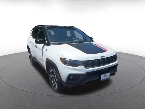 Bright White Clearcoat 2025 Jeep Compass Trailhawk