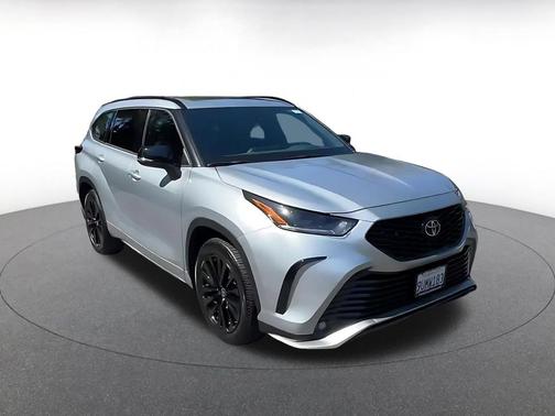 Celestial Silver Metallic 2025 Toyota Highlander XSE