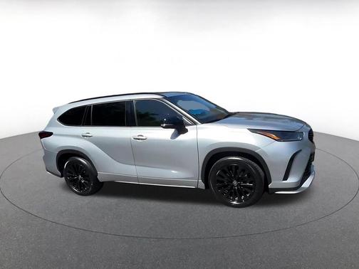 Celestial Silver Metallic 2025 Toyota Highlander XSE