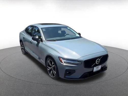 Gray 2024 Volvo S60 B5 Core Dark Theme