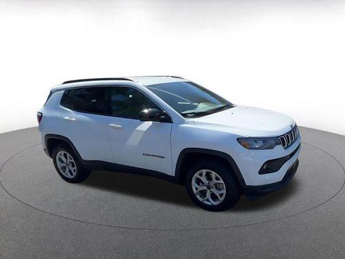 Bright White Clearcoat 2025 Jeep Compass Latitude