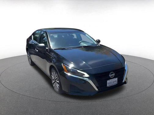 Super Black 2025 Nissan Altima SV FWD