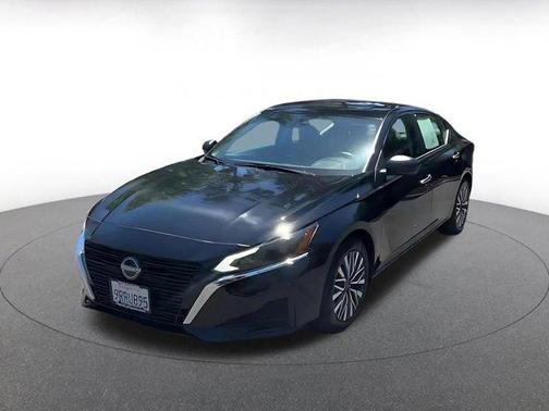 Super Black 2025 Nissan Altima SV FWD
