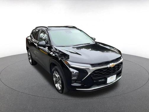 Mosaic Black Metallic 2025 Chevrolet Trax LT