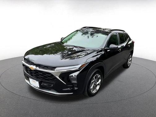 Mosaic Black Metallic 2025 Chevrolet Trax LT